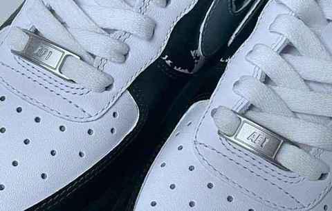图中这款 Air Force 潮牌网1 Low 整体以黑白色调为主（Nike x STASH 全新联名 Air Force 1 Low 鞋款即将发售）