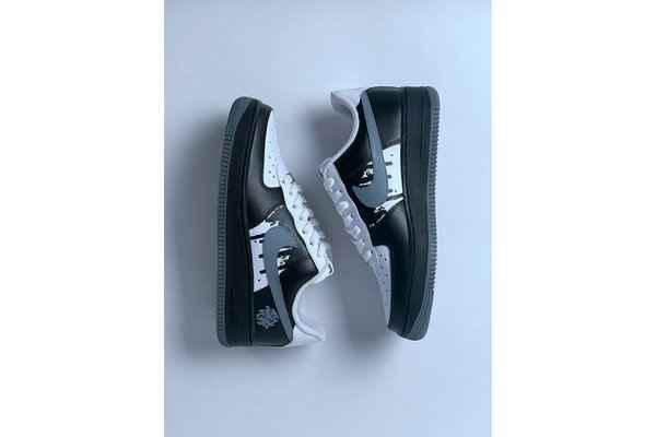 图中这款 Air Force 潮牌网1 Low 整体以黑白色调为主（Nike x STASH 全新联名 Air Force 1 Low 鞋款即将发售）