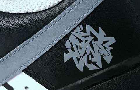 图中这款 Air Force 潮牌网1 Low 整体以黑白色调为主（Nike x STASH 全新联名 Air Force 1 Low 鞋款即将发售）