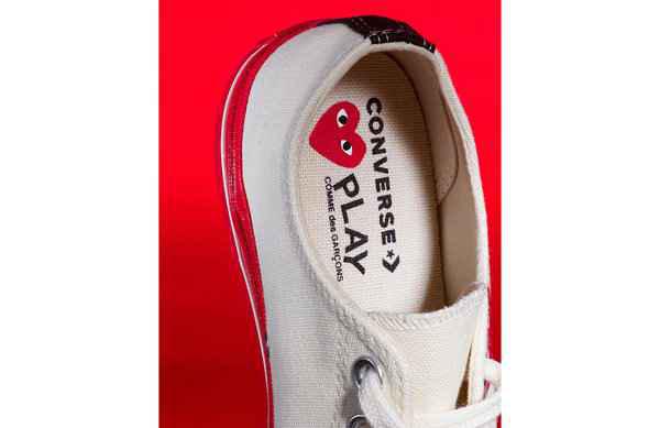 请关注 Converse 品牌官网及网店 对球鞋文化、品牌款潮牌商城型、抽签购买、教程攻略还有疑惑？马上学习《Sneaker百分百完全指南》 （CDG Play x 匡威全新合作 Chuck 70 鞋款系列即将发售）
