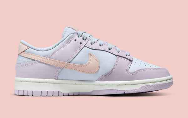 而眼前这款 Nike Dunk Low 则以婴潮牌儿蓝/丁香紫/樱花粉三重色调拼接而成（复活节 Dunk Low 全新“Easter”配色鞋款抢先预览）