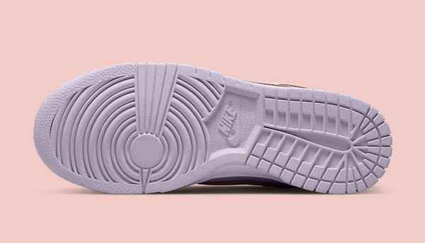 而眼前这款 Nike Dunk Low 则以婴潮牌儿蓝/丁香紫/樱花粉三重色调拼接而成（复活节 Dunk Low 全新“Easter”配色鞋款抢先预览）