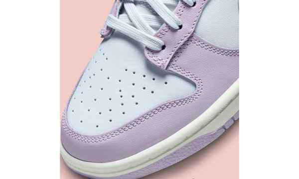 而眼前这款 Nike Dunk Low 则以婴潮牌儿蓝/丁香紫/樱花粉三重色调拼接而成（复活节 Dunk Low 全新“Easter”配色鞋款抢先预览）