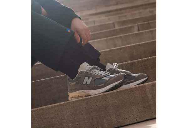  New Balance 的 2002R 鞋潮牌信息款近年一直是人气鞋型（New Balance 中国设计师设计「Refined Future」系列新配色）