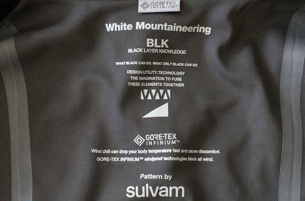 这边品牌的另一组潮牌信息联名企划也正式入场（白山 White Mountaineering BLK x sulvam 全新联名系列上架）