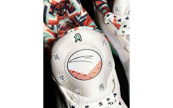 搭配浅绿色潮牌商城和红色点缀（安踏轻狂 3 全新“龙抬头”配色鞋款上架）