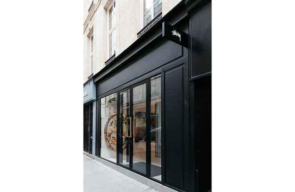 而位于 Le Marais 的店铺潮牌品牌依旧营造了宁静的购物氛围（Stussy 斯图西巴黎新店开业，限定单品出炉）