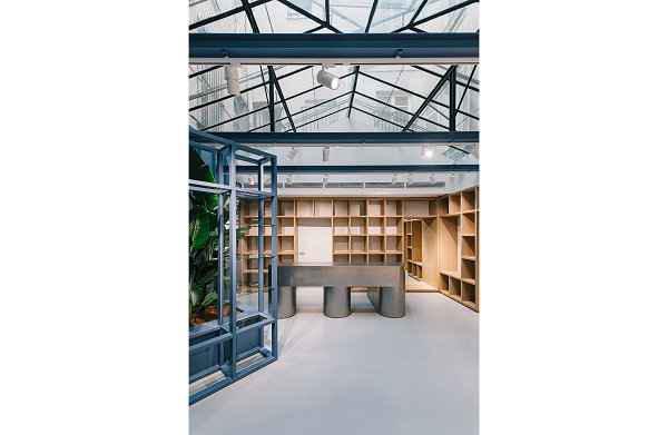 而位于 Le Marais 的店铺潮牌品牌依旧营造了宁静的购物氛围（Stussy 斯图西巴黎新店开业，限定单品出炉）