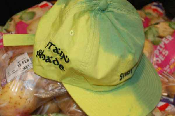 同可口可乐、蔬菜chaopai.com潮牌汇店、纸巾等一同拍照（Stüssy x Stain Shade 全新联名扎染系列即将登场）