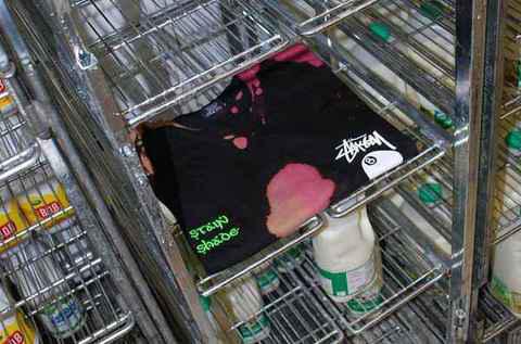 同可口可乐、蔬菜chaopai.com潮牌汇店、纸巾等一同拍照（Stüssy x Stain Shade 全新联名扎染系列即将登场）