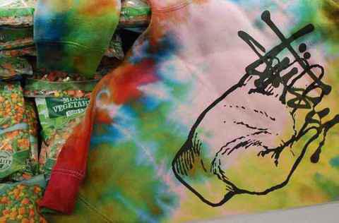 同可口可乐、蔬菜chaopai.com潮牌汇店、纸巾等一同拍照（Stüssy x Stain Shade 全新联名扎染系列即将登场）