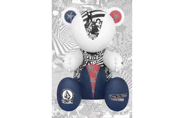 这一次官方找来了 BU潮牌资讯ERBEAR 布尔熊一同打造全新合作（Volcom x BUERBEAR 布尔熊全新联乘系列发售）