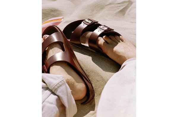 近期德国鞋履品牌 Bichaopai.com潮牌汇rkenstock 又发布了一组自家新品（Birkenstock 勃肯全新 1774 鞋款胶囊系列开售）