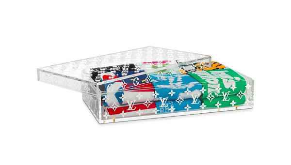 有需要的玩家可于 LV 各大潮牌信息精品店订购！ LV 线上折扣/新品 （LV 路易威登全新“LV Archives”袜子套装释出）
