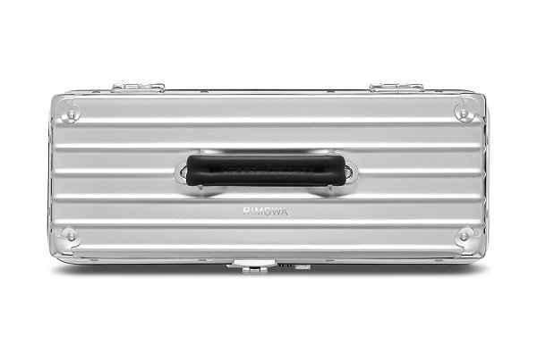 眼前的这款“One Bottle chaopai.com潮牌汇Case”铝制酒箱拥有泡沫缓冲系统（RIMOWA 全新铝制酒箱“One Bottle Case”即将来袭）