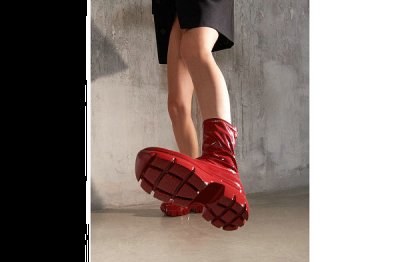 同时红与黑的纯色覆潮牌资讯盖也令整体造型极具个性（GiuseppeZanotti 全新乳胶靴款系列公布，红与黑）