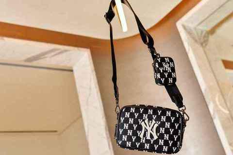 并炮制了天空蓝、樱花粉等潮牌商城多款摩登的 Tote Bag、水桶包等款式（MLB 2022 春夏系列包袋抢先预览，满足多重风格搭配）