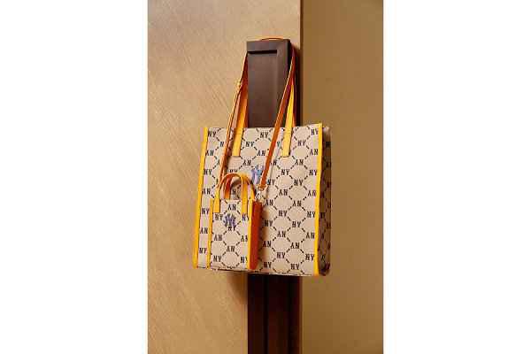 并炮制了天空蓝、樱花粉等潮牌商城多款摩登的 Tote Bag、水桶包等款式（MLB 2022 春夏系列包袋抢先预览，满足多重风格搭配）