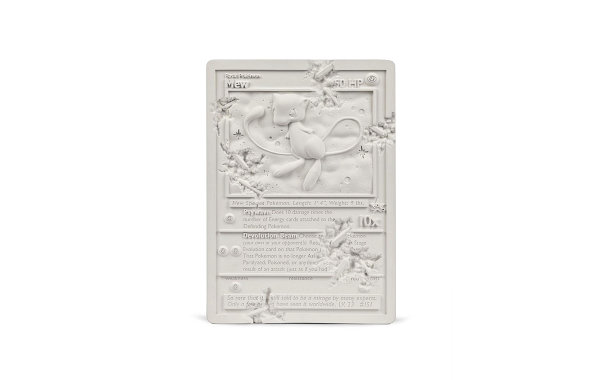 Daniel Arsham 继续携手 Pokémon 以集换潮牌商城式卡牌游戏中的第一版 MEW 卡为模型炮制了雕塑（Daniel Arsham x 精灵宝可梦联名白水晶梦幻卡雕塑发布）