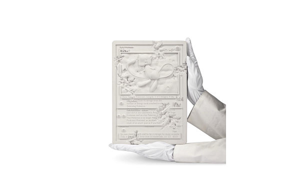 Daniel Arsham 继续携手 Pokémon 以集换潮牌商城式卡牌游戏中的第一版 MEW 卡为模型炮制了雕塑（Daniel Arsham x 精灵宝可梦联名白水晶梦幻卡雕塑发布）