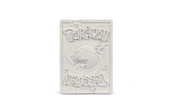 Daniel Arsham 继续携手 Pokémon 以集换潮牌商城式卡牌游戏中的第一版 MEW 卡为模型炮制了雕塑（Daniel Arsham x 精灵宝可梦联名白水晶梦幻卡雕塑发布）