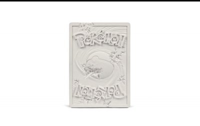 Daniel Arsham 继续携手 Pokémon 以集换潮牌商城式卡牌游戏中的第一版 MEW 卡为模型炮制了雕塑（Daniel Arsham x 精灵宝可梦联名白水晶梦幻卡雕塑发布）