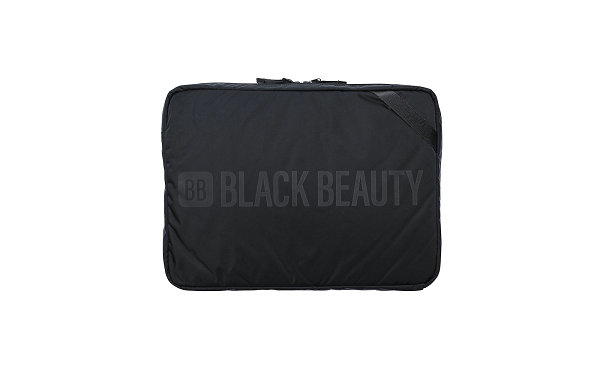 这一次双方以“BLACK BEA潮牌信息UTY BY FRAGMENT DESIGN ”主旨进行重塑（藤原浩闪电 x RAMIDUS 2022 春季合作系列明日开售）