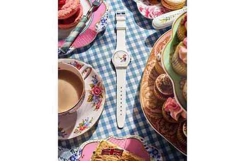 用以纪念英女王伊丽chaopai.com潮牌汇店莎白二世在位 70 周年（Swatch 斯沃琪全新“How Majestic”英女王限定款腕表登场）
