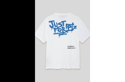 此番 Gunna “借机”阐释了潮牌品牌属于 Palm Angels 的专属「P」元素（Palm Angels x Gunna 全新联名 T-Shirt 上架）