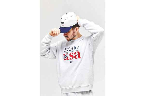  推出了“Scenic 潮牌商城Capsule”胶囊单品之后（KITH Team USA 冬奥会系列登场，雪山图案吸睛）