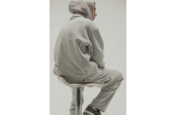并炮制了长裤与潮牌资讯 Jacket 两种基础款式（蒂克 x Monkey Time 全新联乘系列发布，三色可选）