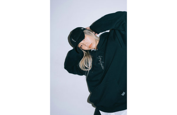 另外衣服还在黑色的潮牌基础上增加了白色版本（山本耀司 x New Era 全新联乘“垂直系列”即将登场）