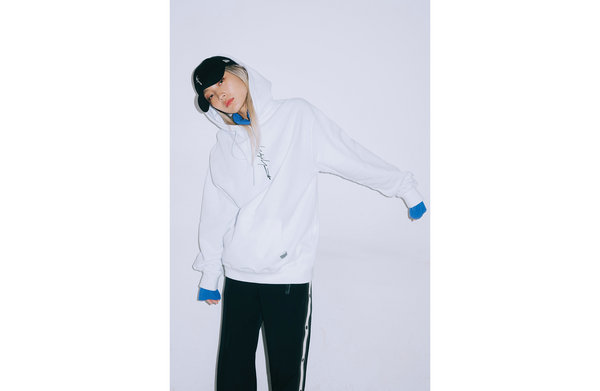另外衣服还在黑色的潮牌基础上增加了白色版本（山本耀司 x New Era 全新联乘“垂直系列”即将登场）