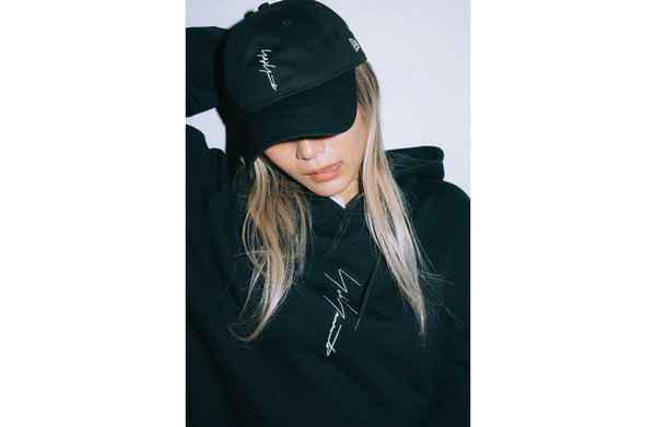 另外衣服还在黑色的潮牌基础上增加了白色版本（山本耀司 x New Era 全新联乘“垂直系列”即将登场）