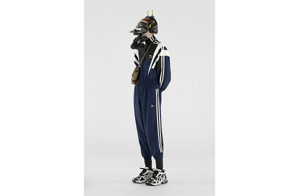 真是“忙”的不亦乐乎啊！潮牌近来 Balenciaga 又释出了 2022 春季型录（Balenciaga 巴黎世家 2022 春季系列抢先预览）