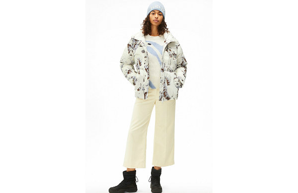 同时穿插其中的北极潮牌资讯熊印花源自 90s 的设计存档（Kenzo 2021 冬季胶囊系列首次亮相，北极熊印花吸睛）
