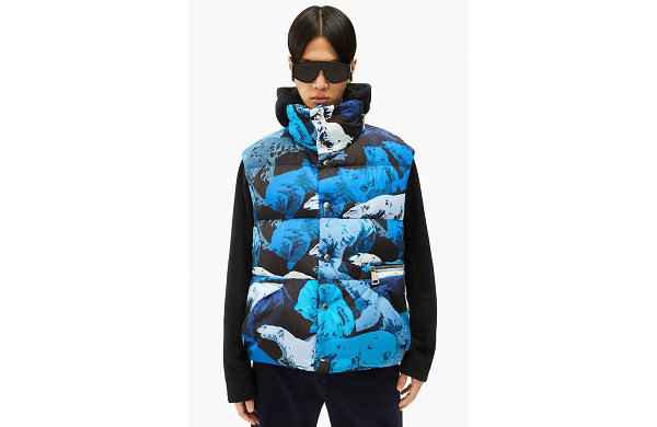 同时穿插其中的北极潮牌资讯熊印花源自 90s 的设计存档（Kenzo 2021 冬季胶囊系列首次亮相，北极熊印花吸睛）