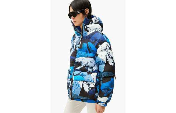 同时穿插其中的北极潮牌资讯熊印花源自 90s 的设计存档（Kenzo 2021 冬季胶囊系列首次亮相，北极熊印花吸睛）