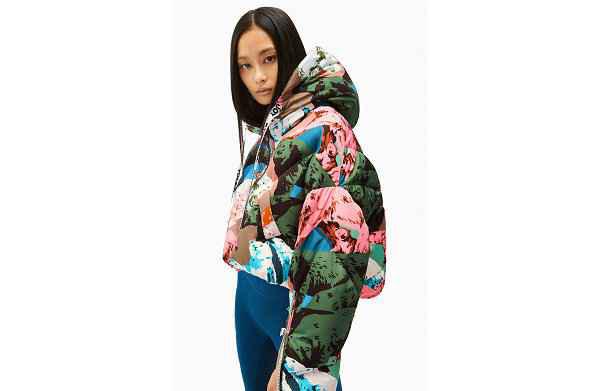 同时穿插其中的北极潮牌资讯熊印花源自 90s 的设计存档（Kenzo 2021 冬季胶囊系列首次亮相，北极熊印花吸睛）