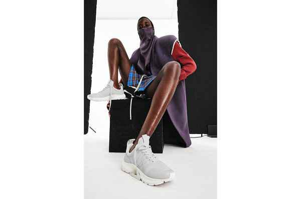 这边可持续运动鞋品牌 Ve潮牌品牌ja 又迎来了与设计师 Rick Owens 的联名（Veja x Rick Owens 全新联名 Marlin 鞋款系列上架）