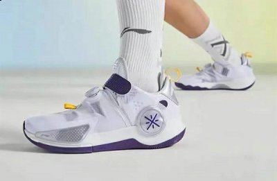 这双韦德裂变 7 V2 搭载了潮牌信息中底䨻科技、全掌 LIGHT FOAM 缓震（韦德裂变 7 V2 鞋款首发配色上架，全新升级）