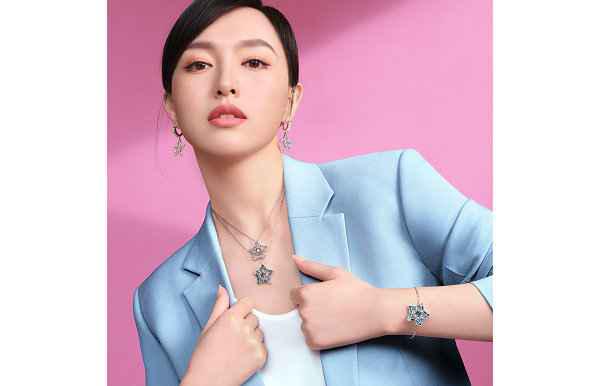 而蓝色版本则似熠熠潮牌信息星辰配以神秘而深邃的蓝（Swarovski 双十一限定“心”运星系列上市，独造星光）