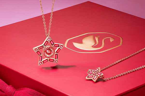 而蓝色版本则似熠熠潮牌信息星辰配以神秘而深邃的蓝（Swarovski 双十一限定“心”运星系列上市，独造星光）
