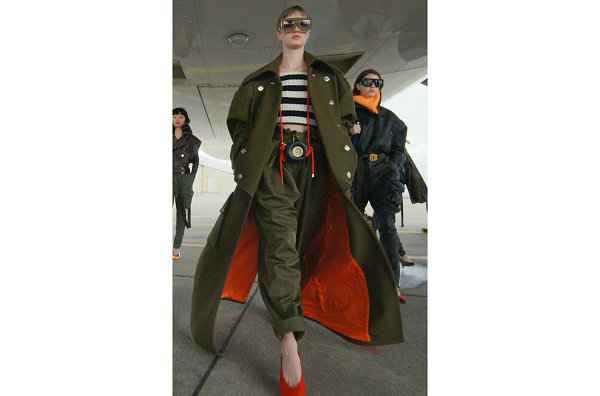 近来 Balmain 也公布chaopai.com潮牌汇了自家的秋冬新作（Balmain 巴尔曼 2021 秋冬系列 Lookbook 赏析）