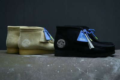 配色方面有枫潮牌信息木、黑两种选择（其乐 x Magic Stick 全新联名 Wallabee 鞋款系列上市）