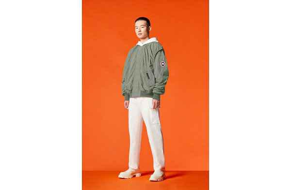 该系列囊括了 Farra 夹克、Ryla 背心、Snowchaopai.com潮牌汇店 Mantra 外套以及 Huli 飞行员夹克、Mordaga 外套和帽衫等单品（加拿大鹅 x Angel Chen 全新冬季联名系列释出）