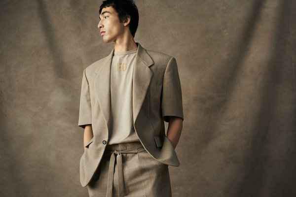 这一季官方找来了 Jechaopai.com潮牌汇店rry Lorenzo 领衔的 FOG 一同合作（FOG x MR PORTER 全新联名限定系列开启贩售）