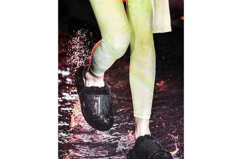 请关注 UGG 品牌官网及潮牌资讯网店 UGG 线上折扣/新品 （UGG x Feng Chen Wang 2021 秋冬限量合作鞋款系列曝光）