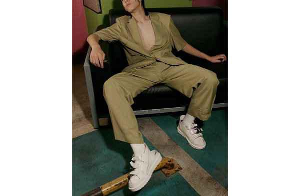 请关注 UGG 品牌官网及潮牌资讯网店 UGG 线上折扣/新品 （UGG x Feng Chen Wang 2021 秋冬限量合作鞋款系列曝光）