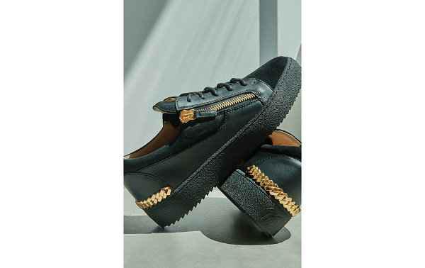 色调统一为潮牌黑、白两色（GiuseppeZanotti 全新“链饰”鞋款系列出炉）